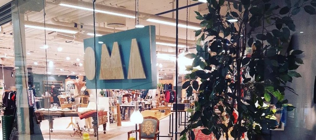 OMA utenfor butikken