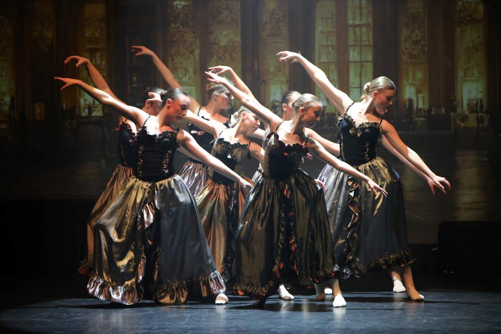 Dansere på scenen under forestillingen Tidsmaskin