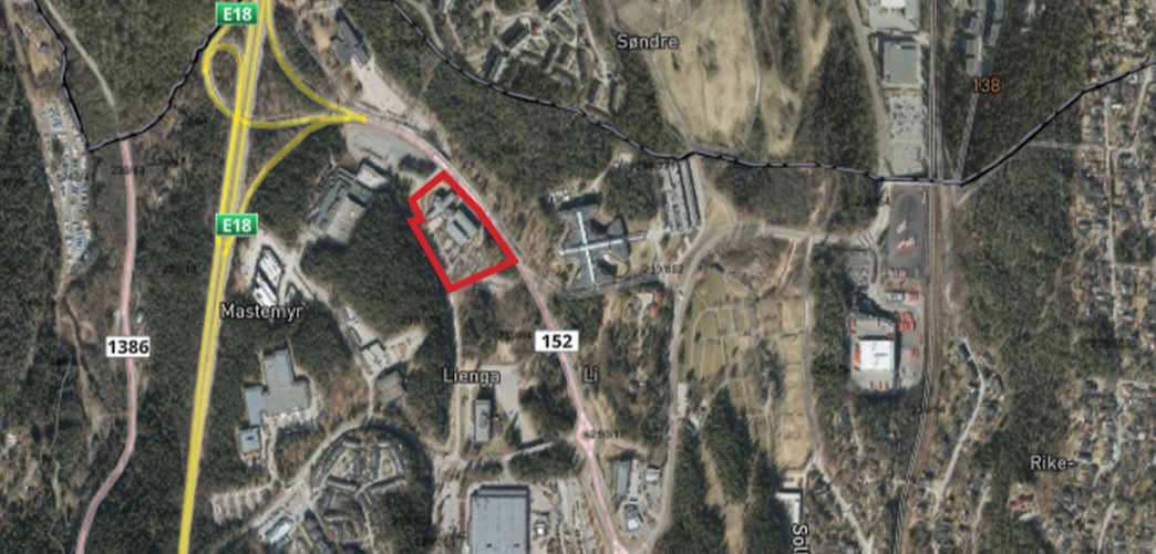 Satelittbilde med rødt avgrenset område for planlagt kontorbygg