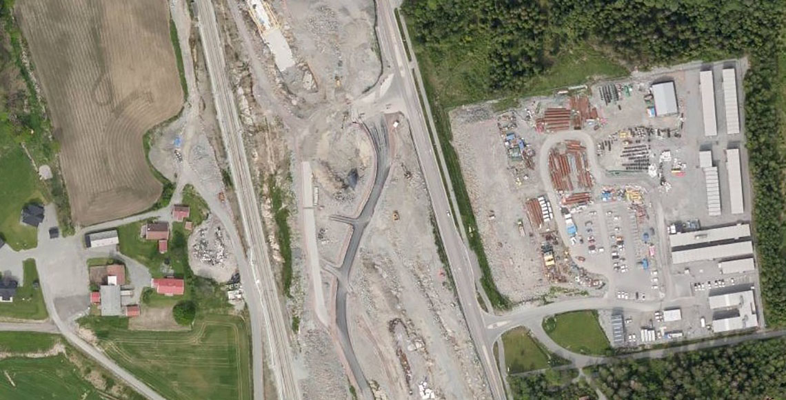 Satelittbilde av grave- og anleggsarbeider sett ovenfra over Roås